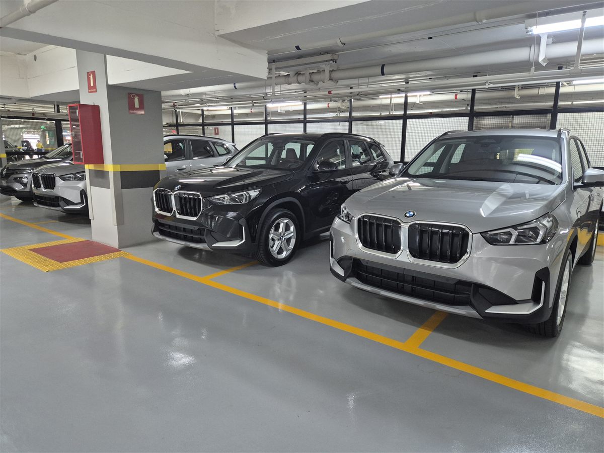 Três BMW X1 — campanha de Natal, Shopping Ibirapuera 2025.