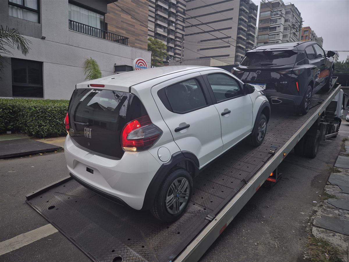 Fiat Mobi em cegonha — logística e recebimento gerenciados pela trofeo.