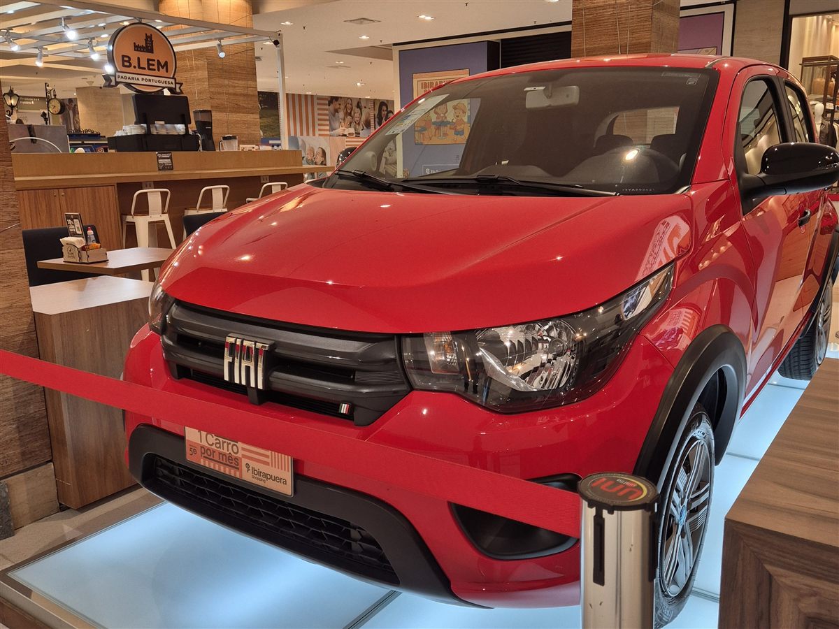 Fiat Mobi branco — campanha um carro por mês, Shopping Ibirapuera 2026.